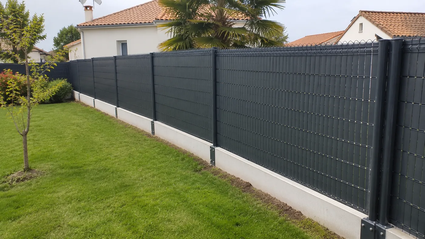 Prix d'un mur de clôture : fondation et options