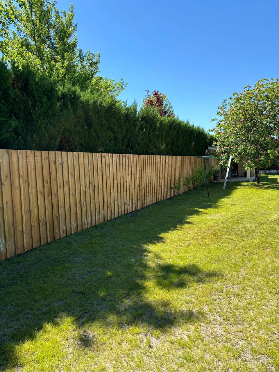 Clôture en bois terminée