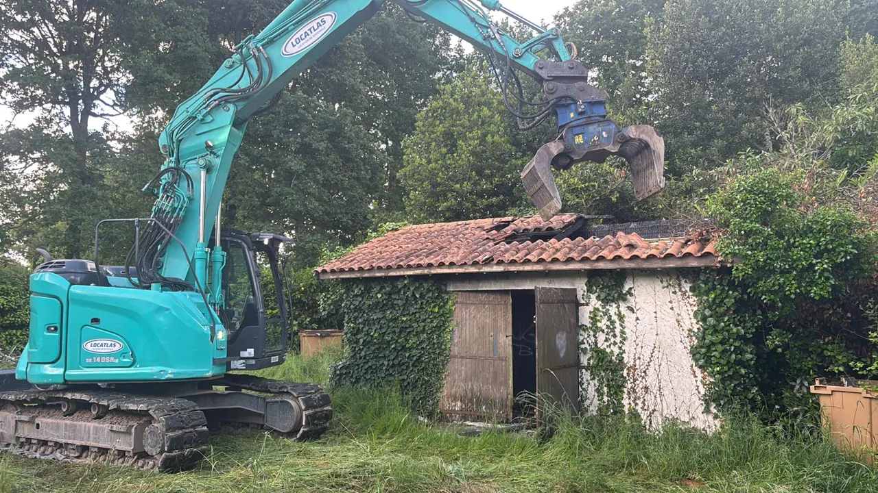 Terrassement et démolition à la mini-pelle en Gironde